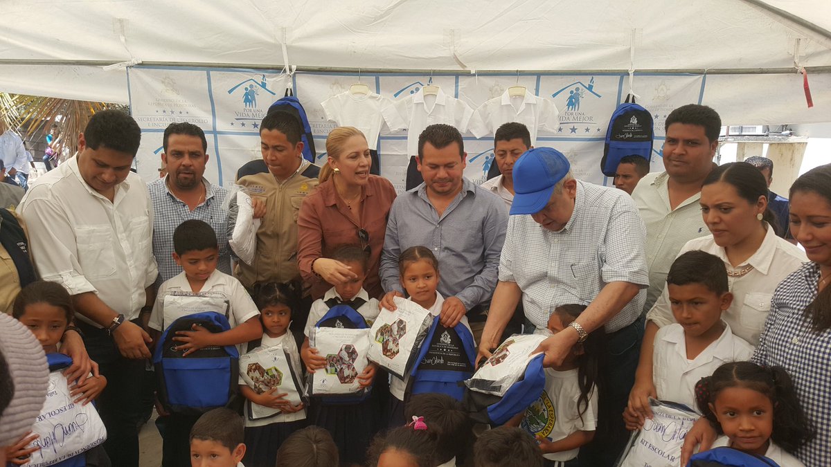 Gracias al Presidente <a href="/JuanOrlandoH/">Juan Orlando H.</a> hoy más de 400 alumnos de Esc. La Esperanza de Ojo de Agua, Yuscarán recibieron uniformes, mochilas y merienda escolar.