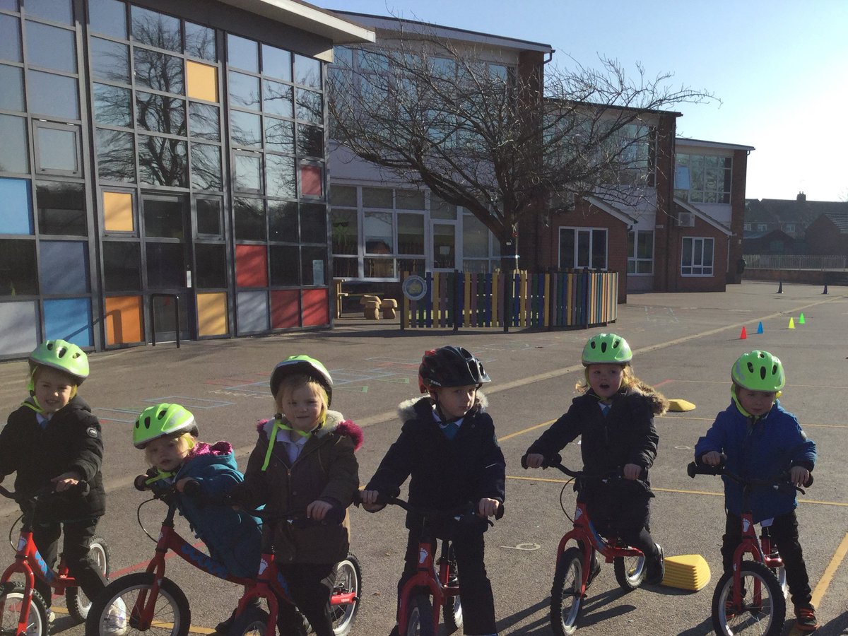 ErminePrimary's tweet photo. Celebrating all our golden stars which we have earned in reception classes this term 🌟🌟🌟#achievement https://t.co/dHA2o6aruf