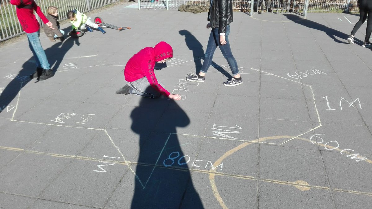 OBSTuimelaar's tweet photo. En wat doe je dan op een zonnige vrijdag tijdens de rekenles? Juist! Naar buiten, handelend en oplossingsgericht rekenen. #lerenmoetjedoen #omtrek #oppervlakte #schoolpleinberekenen #gr8 @SAAMscholen https://t.co/76hWrFwG0P
