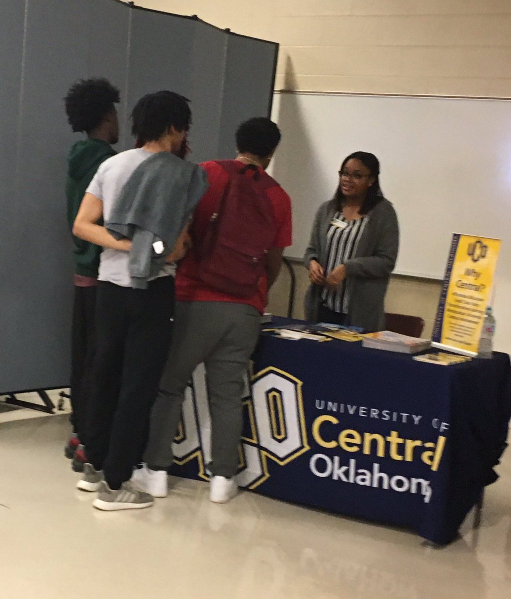 BlueSkiesOKC's tweet photo. Professional @OKFCCLA student ambassadors 💼 Academy of Entrepreneurial Studies #Career &amp; #College fair #servicelearning @OKCPS @okcareertech https://t.co/6xy3lkB88S