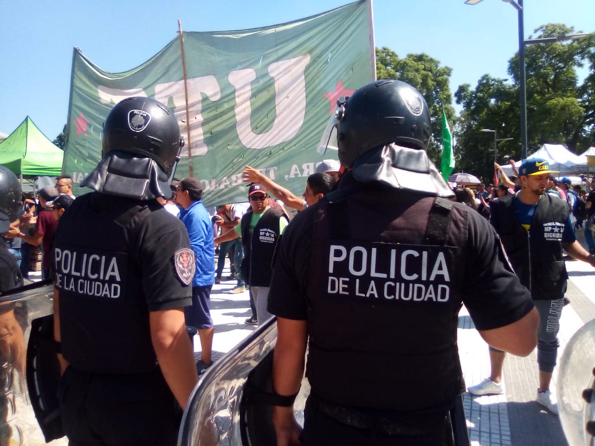 CPJuanaAzurduy's tweet photo. La policía de @horaciorlarreta reprime a trabajadores de la tierra @uttnacional en Constitución. No les gustan les trabajadores organizades https://t.co/6bCsI9KDOL