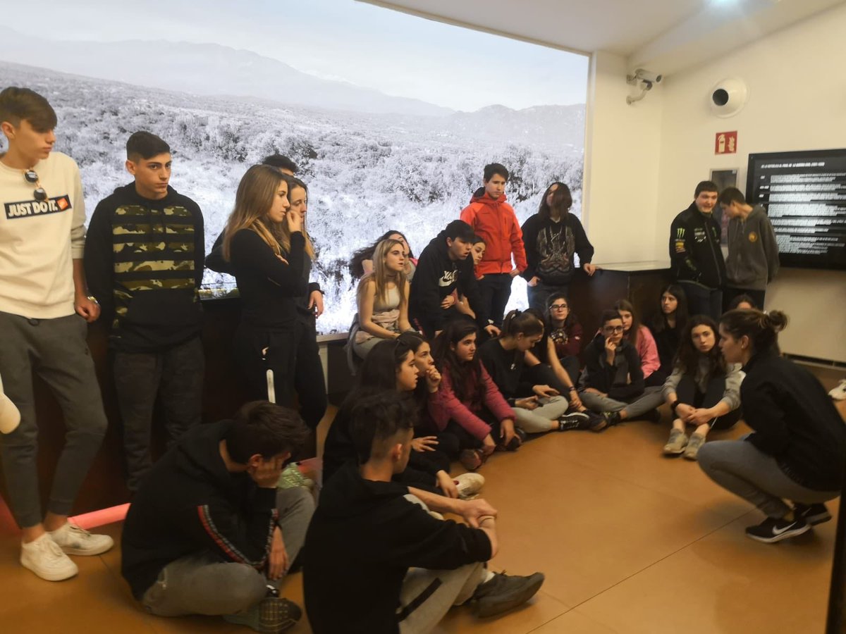 VedrunaTona's tweet photo. EN LA PELL DELS EXILIATS ⚠️
4t d'ESO hem viscut a través de testimonis visuals i escrits la memòria històrica dels exiliats visitant el @museuexili i alguns dels escenaris com el Coll de Lli o les platges d’Argelers, indret on hi havia el camp de concentració
#SortidesEVT https://t.co/aALi2tvZUf