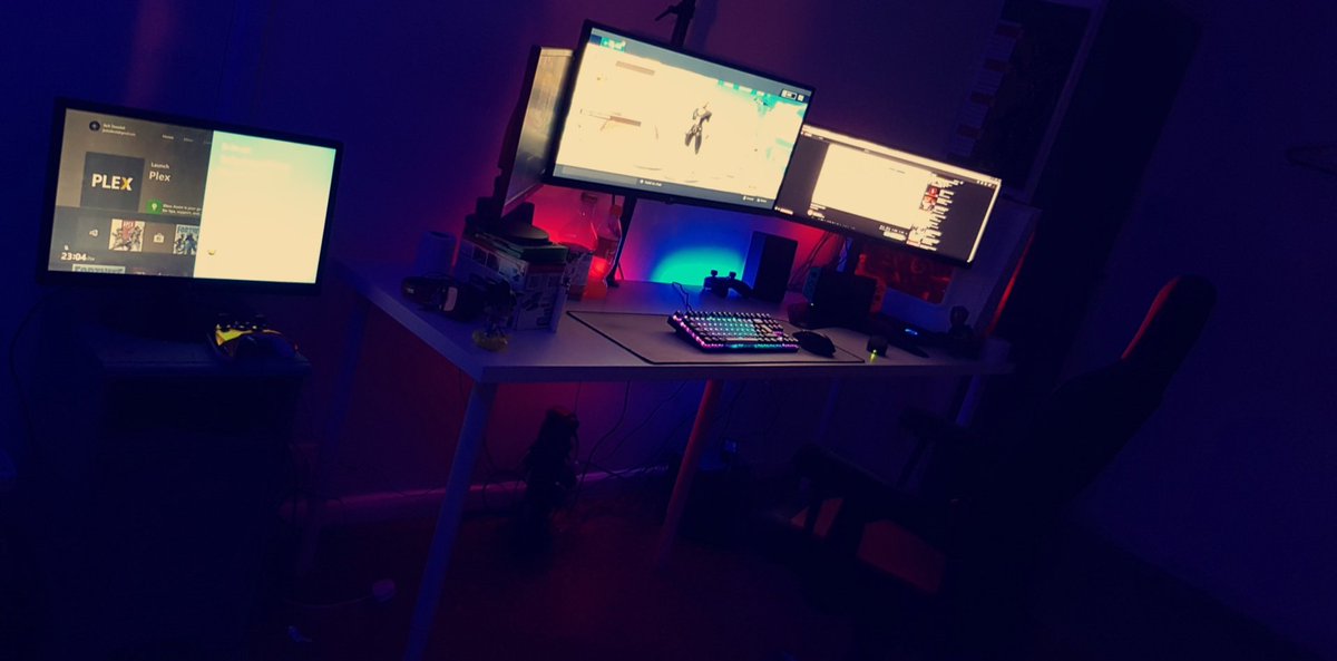 MelodicDesigns_'s tweet image. Where do you work?