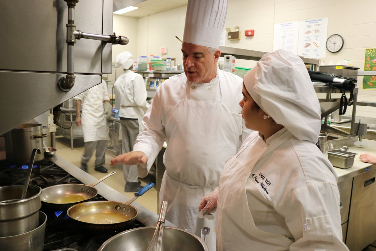 CTTechHS's tweet photo. A day-in-the-life at @VinalTechHS! Applications are still being accepted for the 2019-20 school year. Drop by the open house on March 14 between 4:30 and 6:30 to learn more! 60 Daniels St., Middletown, CT. #careerteched #CTECSworks https://t.co/sRiNaDa2tV