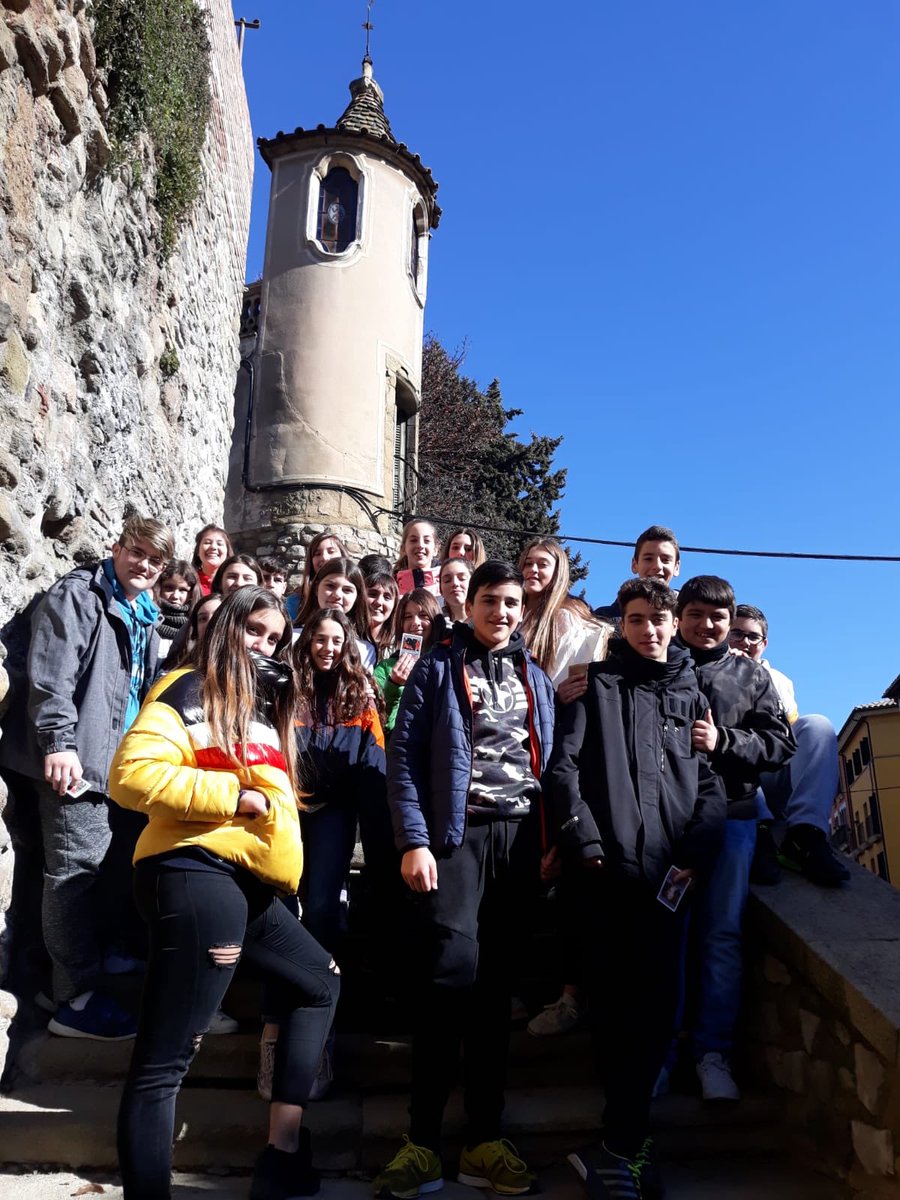 VedrunaTona's tweet photo. VIATGEM PEL TEMPS I L’ESPAI! ⏱
Avui, els de segon no parem de viatjar en el temps i l'espai! Ens escapem cap a l'Edat Mitjana al @museuepiscopalvic ; fem parada a La Taverna i per acabar ens endinsem a la Cinquena Dimensió.
#SortidesEVT #MEV #ScapeRoomEVT #ScapeRoom https://t.co/gB6Gd1hm70