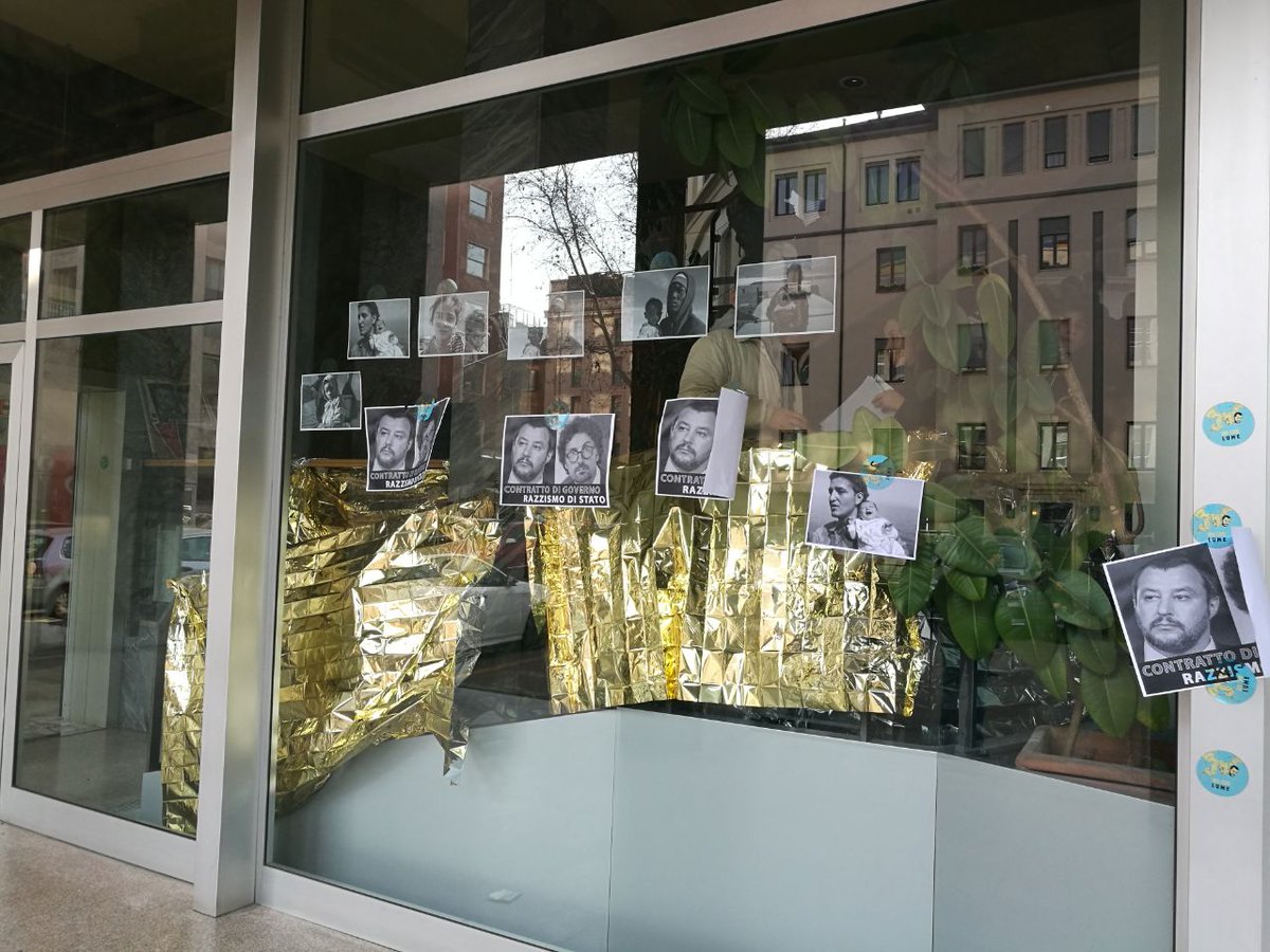 global_project's tweet photo. OCCUPATO MINISTERO INFRASTRUTTURE E TRASPORTI A MILANO. Contestato ruolo di #Toninelli nella gestione dei porti e della guardia costiera, in linea con politiche razziste della #Lega, partner di governo.
#NoCpr #NoDLSalvini #apriteiporti https://t.co/m7rLn0SfAA