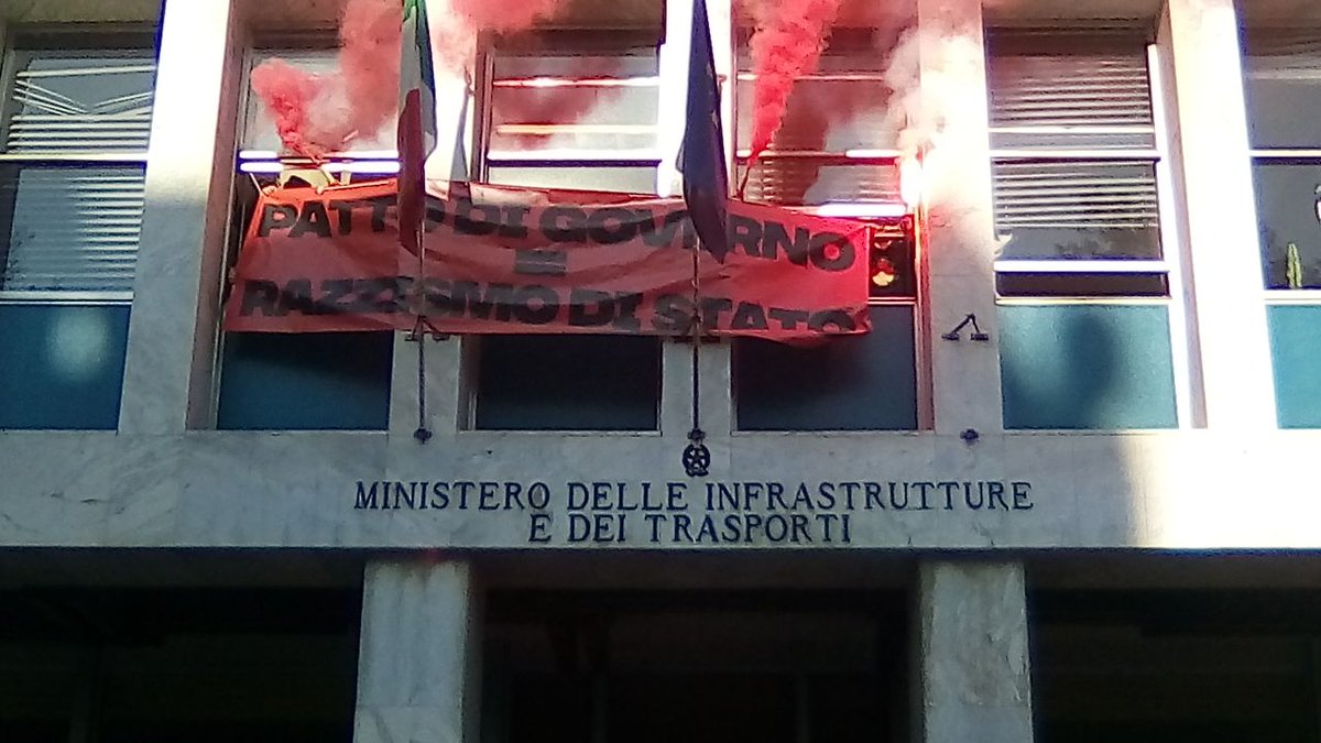 global_project's tweet photo. OCCUPATO MINISTERO INFRASTRUTTURE E TRASPORTI A MILANO. Contestato ruolo di #Toninelli nella gestione dei porti e della guardia costiera, in linea con politiche razziste della #Lega, partner di governo.
#NoCpr #NoDLSalvini #apriteiporti https://t.co/m7rLn0SfAA