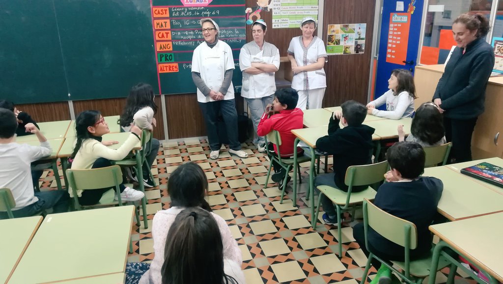 SalesiansRoc's tweet photo. Les cuineres de l'escola han demanat a #rocep3 que elaborin un menú saludable. Comencem el projecte creixem sans! #salesiansroc1819 https://t.co/u2Kkf0ym1g