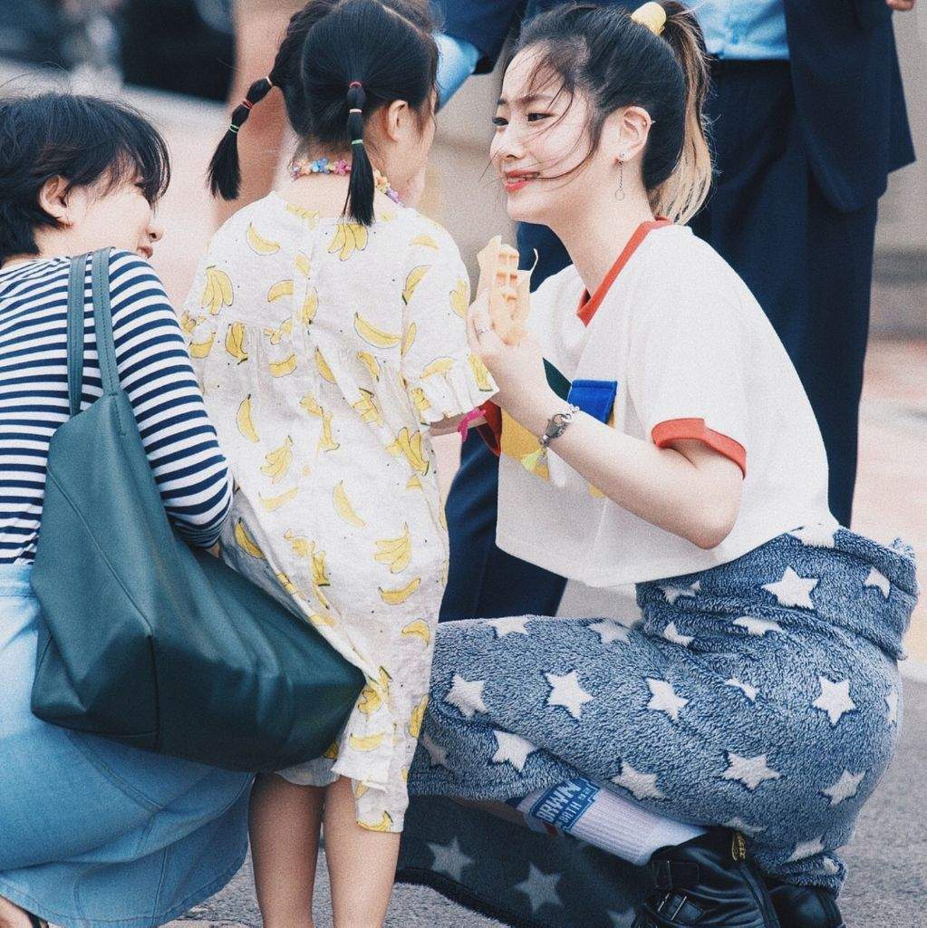 dahbinpics's tweet photo. there is nothing cuter than dahyun and hanbin with kids!! 😊 https://t.co/Ml6kQ7eulF