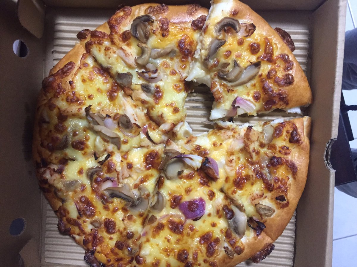 guaeddy's tweet photo. @pizzahutmsia dah lama x mkn pizza sekali beli dpt yg hangit, da la hangit keras plk tu, terguris hati Sy tau 😭 https://t.co/bJzDfhrcKy