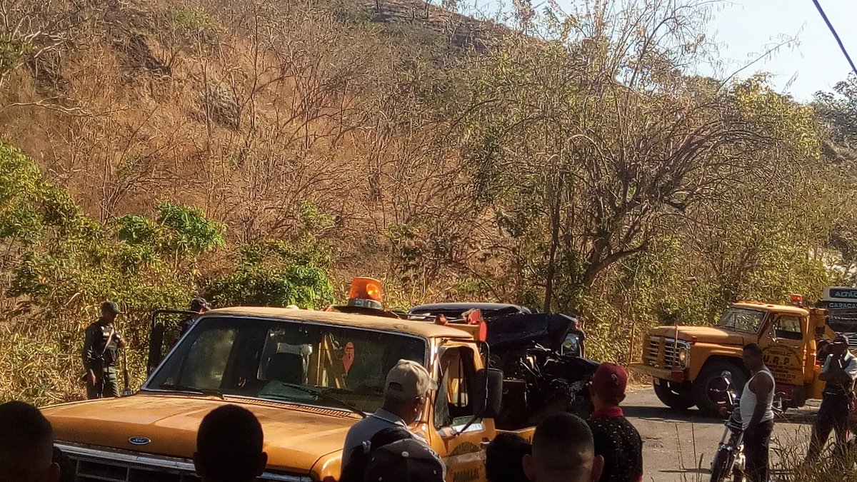YeimerDaniel's tweet photo. Accidente a tempranas horas en San Casimiro, Edo. Aragua. Hay Personas Fallecidas y Heridos de Gravedad https://t.co/3ERkRRbUZN