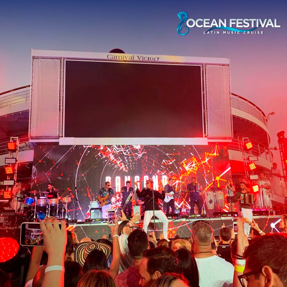 TheOceanFest's tweet photo. 🎉 ¡RUMBA TOTAL CON @SilvestreFDC! 🎉

Por segunda ocasión, el rey del vallenato la volvió a romper en el Océano y nos demostró que el #OceanFest2019 no sería lo mismo sin su gran fiesta latina. 🛳💃🏻🎶 https://t.co/qErpJCmTUx