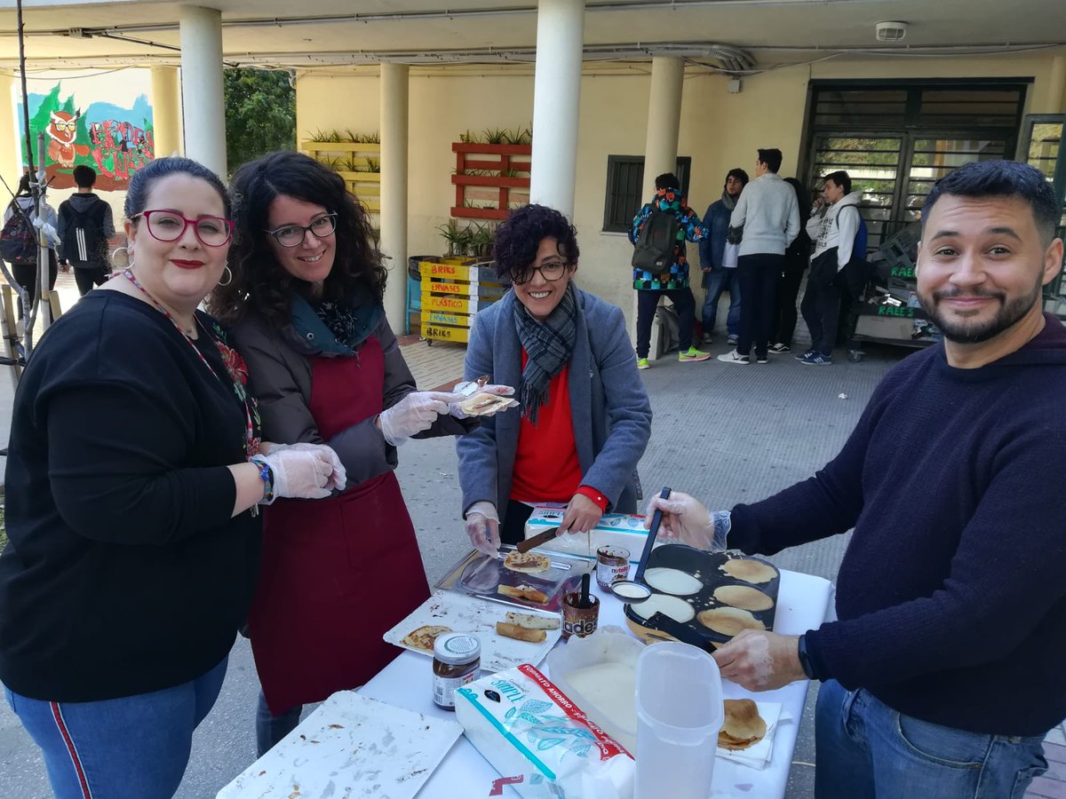 EcoMiraya's tweet photo. Hoy crêpes solidarios. Mas 800 crêpes en #puntodeencuentro y nos hemos quedado cortos Un actividad de la profe Edwige Beauné con la ayuda de @EcoMiraya @MirayaPaz @comunicacreando @MirayaPaz para un recreo divertido y solidario en @IESMirayadelMar @EcoescuelasAND @EducaAnd https://t.co/VpO9WPF6V9