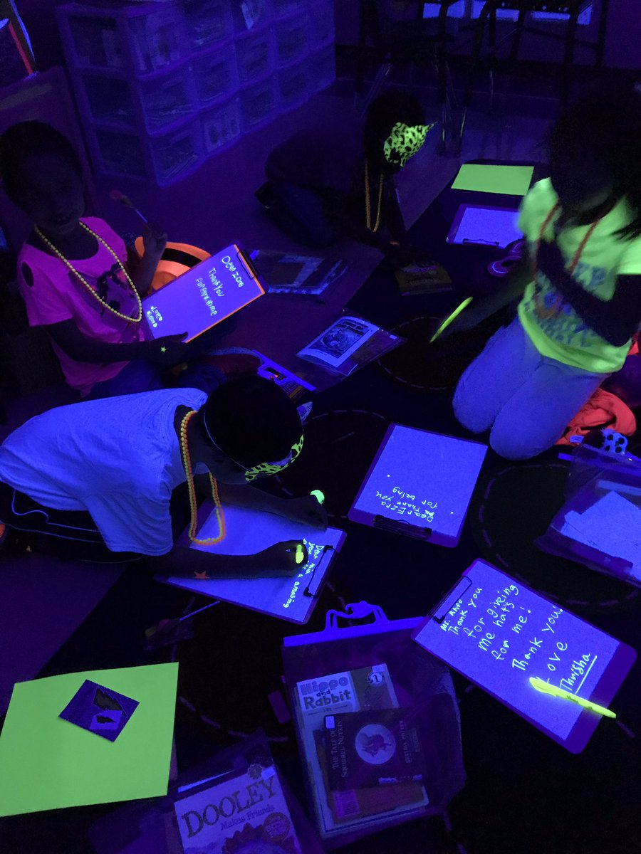 ewaldsclass10's tweet photo. Kindness notes glow party!#OHTnisd https://t.co/vlF3ZXVpCD