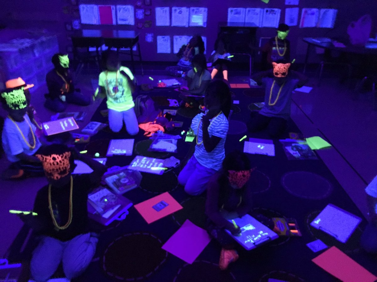 ewaldsclass10's tweet photo. Kindness notes glow party!#OHTnisd https://t.co/vlF3ZXVpCD