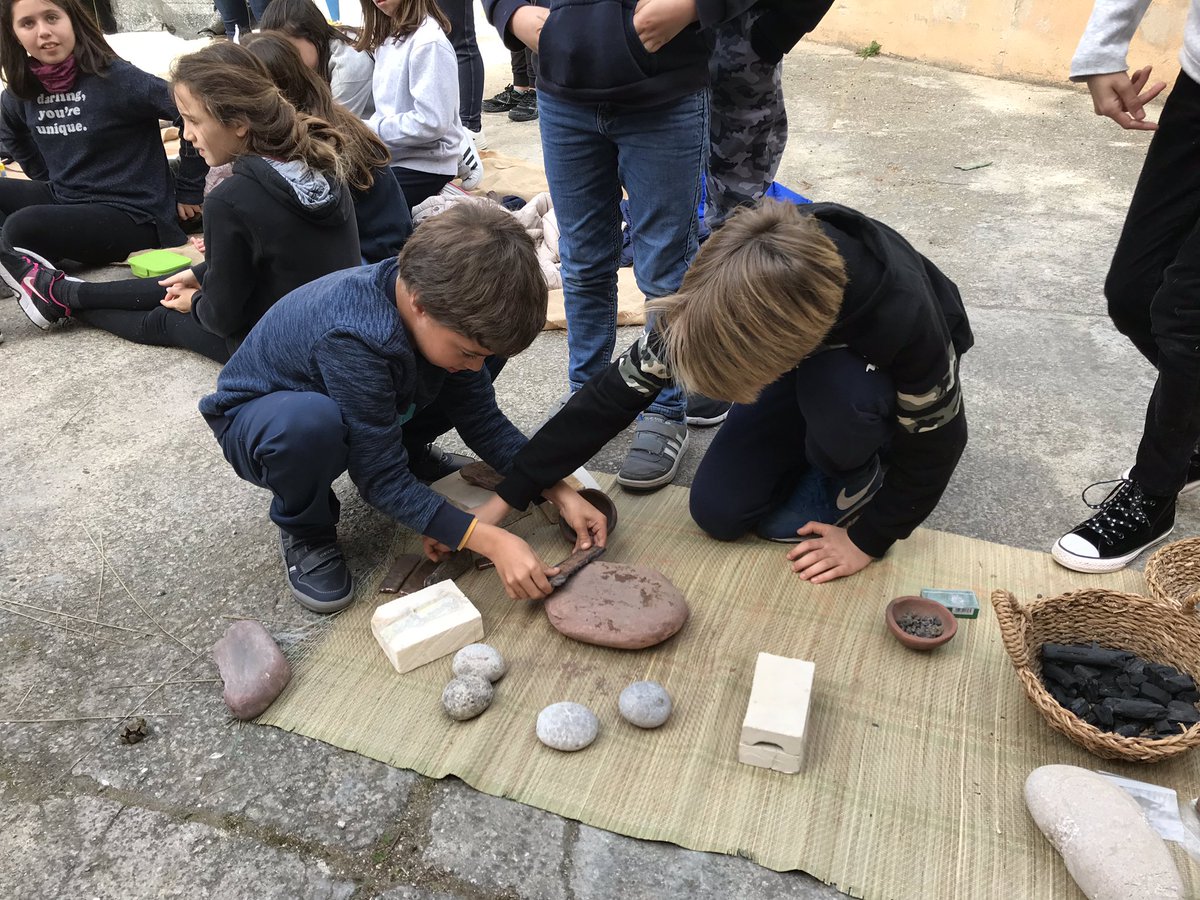 CIDEcooperativa's tweet photo. 🌍🕵🏻‍♀️ Els alumnes de 5è i 6è han descobert com vivien, quins instruments utilitzaven i quines activitats feien els homes i les dones a l’Edat del Metall. https://t.co/HMr9kbZnLH