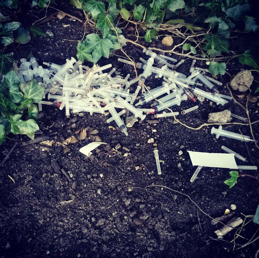 Arylone23's tweet photo. Schön @hamburg_de  #Spritzen  #Sucht Heute morgen auf dem Weg zur Schule meines Sohnes!!! 😬😡🤬🥵 https://t.co/4xn85C46JJ