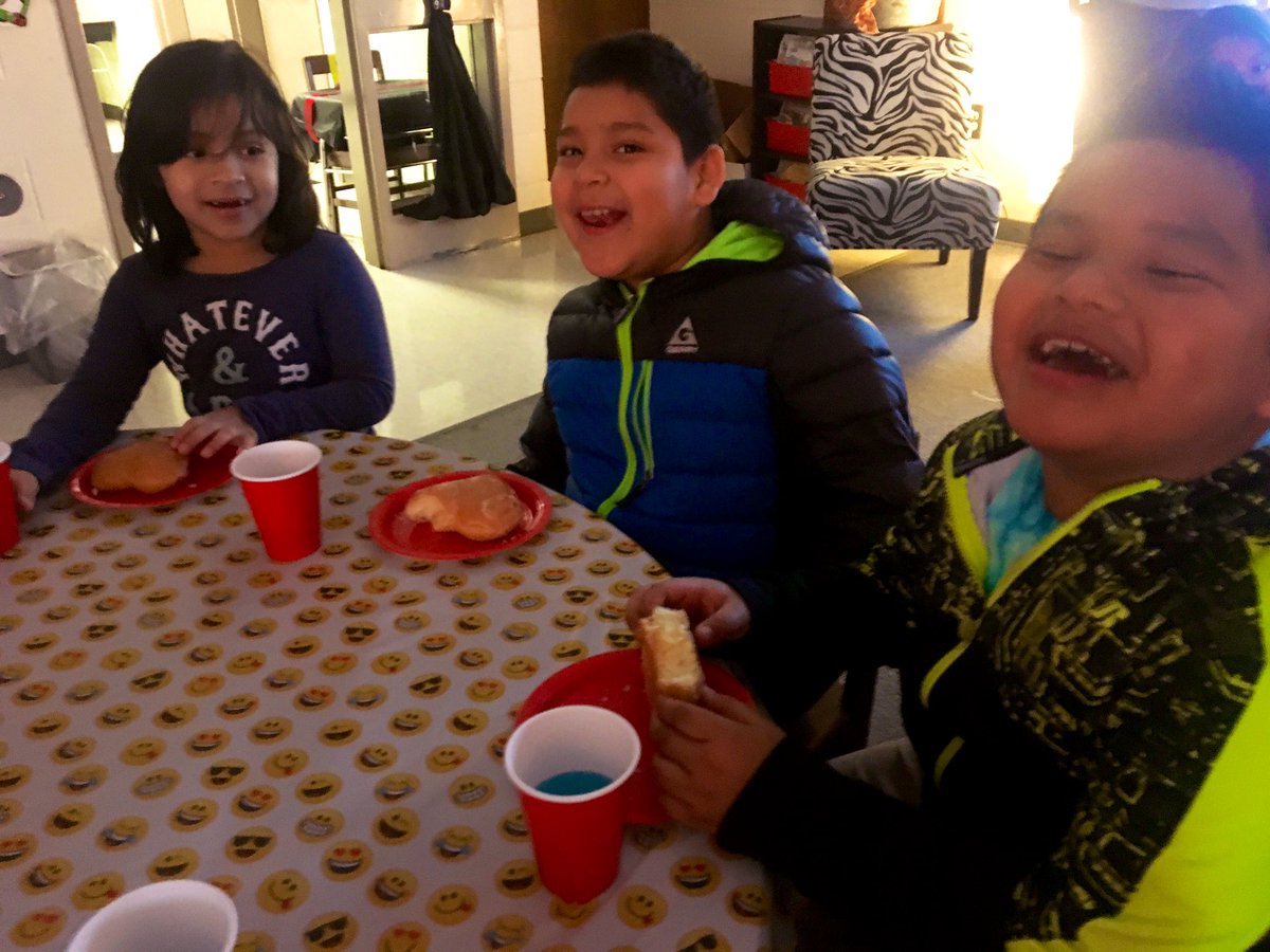 MurrayESOL's tweet photo. Thank you Dr. Winkler and Mr. Swilling for helping us celebrate! These awesome kids worked hard and finished their ACCESS testing! #proudteacher #cokerelementary #murrayproud https://t.co/buVVeWxtRY