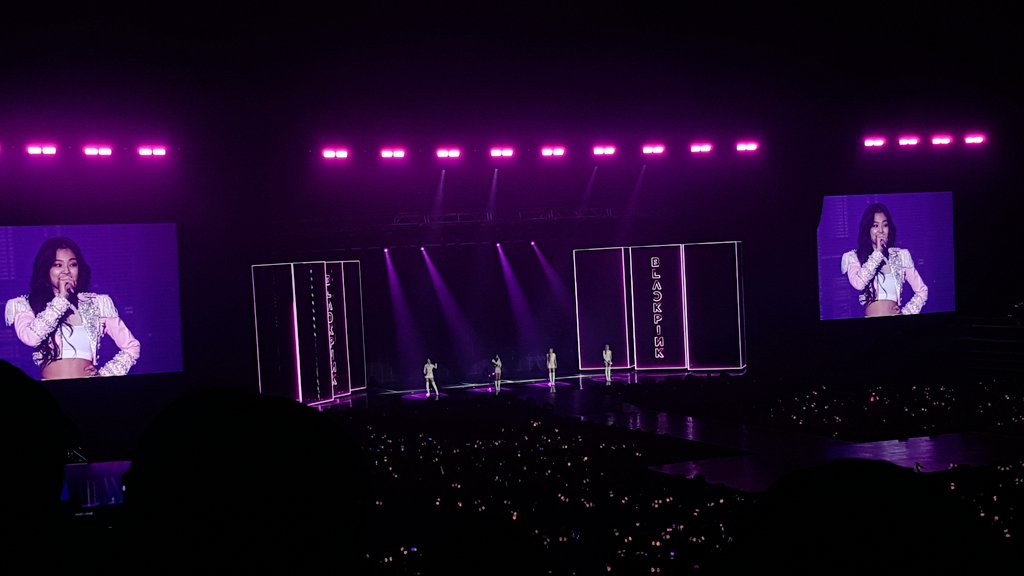 sawbearrainteee's tweet photo. Finally I became a part of the pink ocean♡
#BLACKPINKinSG #INYOURAREA_SG https://t.co/dUnbBwbXRH