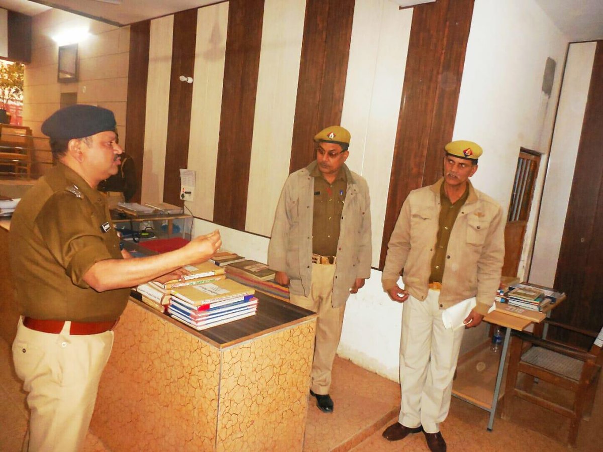 bijnorpolice's tweet photo. आज दिनाँक 15-02-2019 को अपर पुलिस अधीक्षक ग्रामीण, जनपद बिजनौर द्वारा थाना कोतवाली देहात का वार्षिक निरीक्षण किया गया निरीक्षण के दौरान समस्त अधि0/कर्म0गणों को आवश्यक दिशा निर्देश दिये गये। #uppolice @uppolice @adgzonebareilly  @PremPrakashIPS @digmoradabad https://t.co/mwOpoOSPxQ