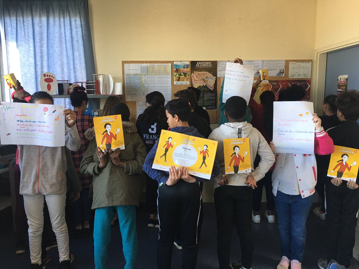 CollegeJV's tweet photo. Dans le cadre du #parcours_citoyen, la classe de 6ème6, ambassadrice de l’#Opération_Pièces_Jaunes, remercie toutes les personnes qui ont participé à celle-ci. Les tirelires ont été déposées aujourd’hui à la #Banque_Postale de #Buxerolles. Merci à tous et à l’année prochaine. https://t.co/sxejUaOumc