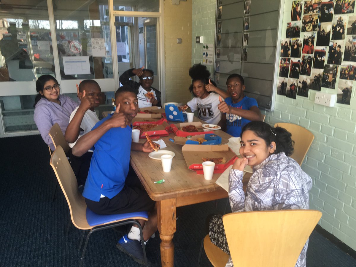 OakLodgeSchool's tweet photo. These lucky students enjoying their Pizza reward for finishing in the top 8 in the Personal Learning Targets Table this term! Well done!ππ½ #PersonalLearningTargetWinners https://t.co/2WatkXo8kG