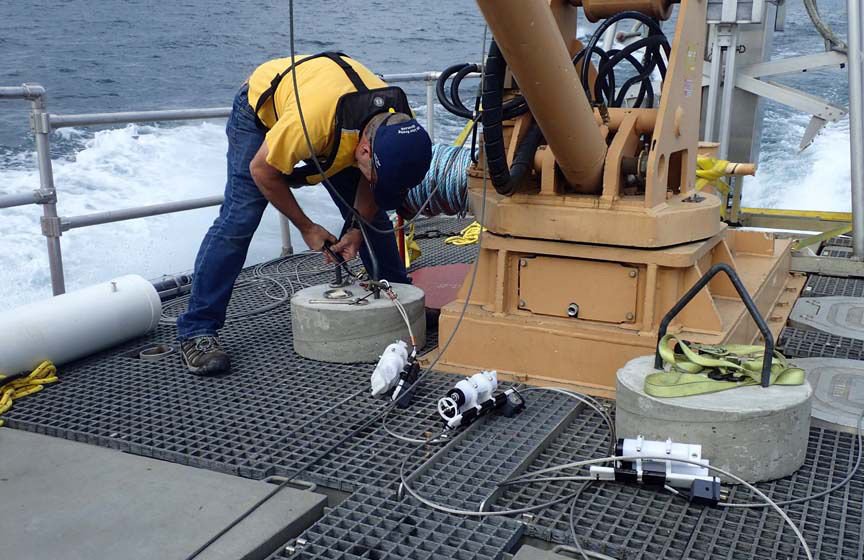 ErieIJC's tweet photo. Monitoring algal blooms in the Great Lakes Basin w @CIGLR_UM @NOAA_GLERL v @GreatLakesEcho https://t.co/VCM1L6IjN2 https://t.co/0pTpicYsX0