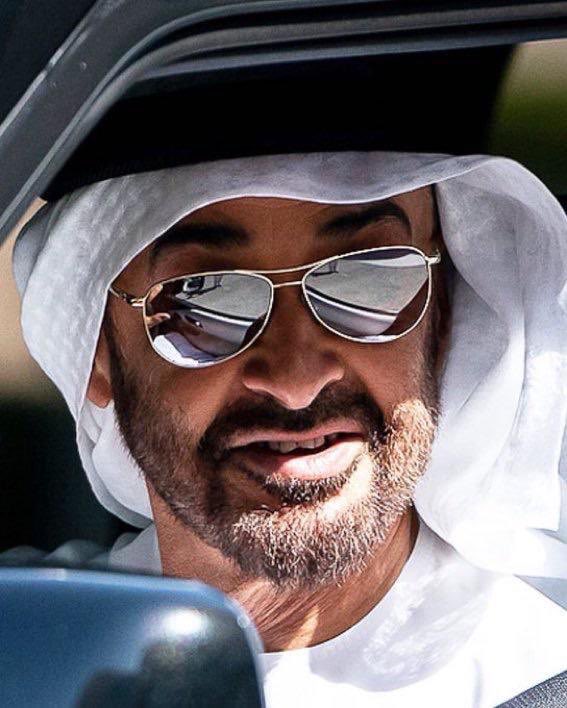 القصايد فـ غيرك ما تدل الطريق
و القرايح بعد يا سيّدي حايره

شوفك يرد روح / و فعلك يبل ريق
يعل تفدا ثراك العالم البايره

شفت كيف انشراح البحر عقب المضيق ؟!
تنشرح بك صدور من التعب خايره

#محمد_بن_زايد