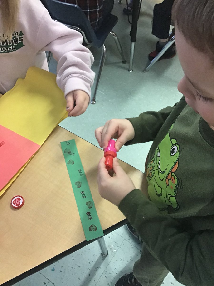 MsLevato's tweet image. Stamps are always a huge hit in FDK when creating patterns ❤️😻💛 #PVNClearns #stamps #patternfun