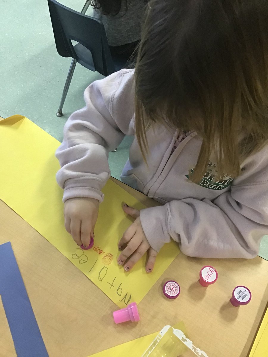 MsLevato's tweet image. Stamps are always a huge hit in FDK when creating patterns ❤️😻💛 #PVNClearns #stamps #patternfun