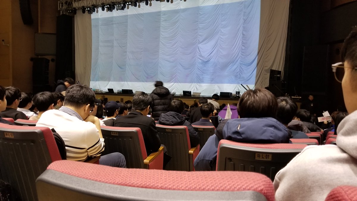 bb82sor71's tweet photo. みーんな座ってたからなーんにも埋もれなかった🙌そしてすじょんとハイタッチするという笑 席、ここにして本当良かった笑 ソロコーナーもジスだったし🙌今日のチケット諦めなくて良かったー🙌 https://t.co/0q1UIRNGSZ
