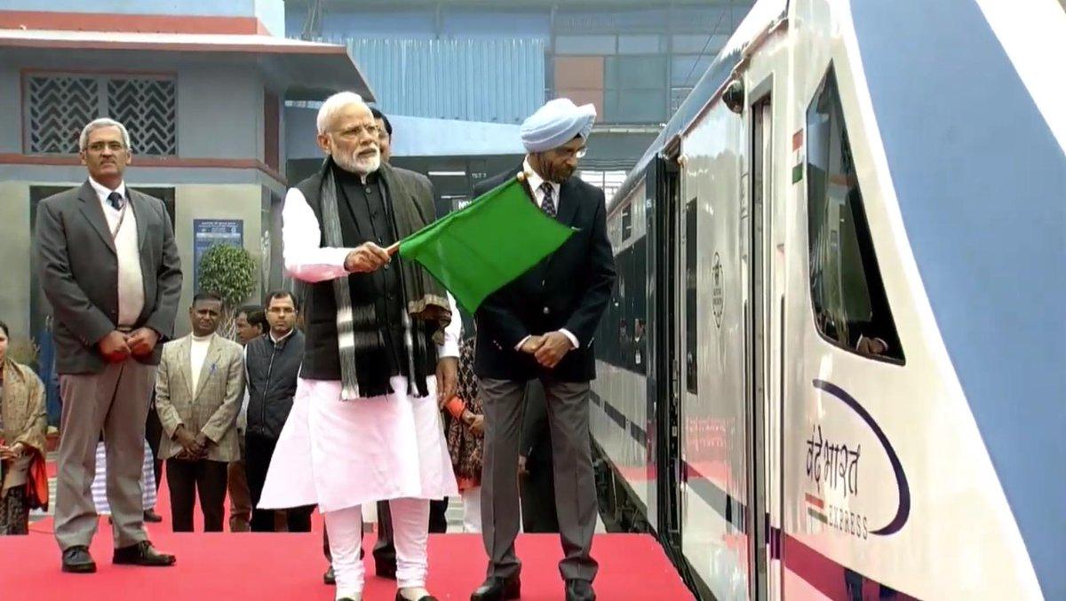 PiyushGoyalOffc's tweet photo. देश की पहली सेमी हाईस्पीड व आधुनिकतम ट्रेन वंदे भारत एक्सप्रेस को आज प्रधानमंत्री @NarendraModi ने हरी झंडी दिखाकर दिल्ली से काशी के लिए रवाना किया। काशी तक की यात्रा के दौरान कानपुर तथा प्रयागराज स्टेशनों पर नागरिकों ने ट्रेन का खुले दिल से स्वागत किया। https://t.co/c4p4zFHrrL