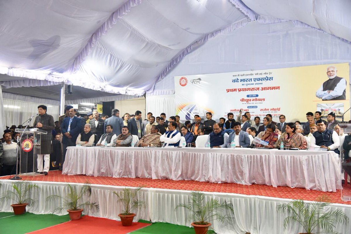 देश की पहली सेमी हाईस्पीड व आधुनिकतम ट्रेन वंदे भारत एक्सप्रेस को आज प्रधानमंत्री @NarendraModi ने हरी झंडी दिखाकर दिल्ली से काशी के लिए रवाना किया। काशी तक की यात्रा के दौरान कानपुर तथा प्रयागराज स्टेशनों पर नागरिकों ने ट्रेन का खुले दिल से स्वागत किया।