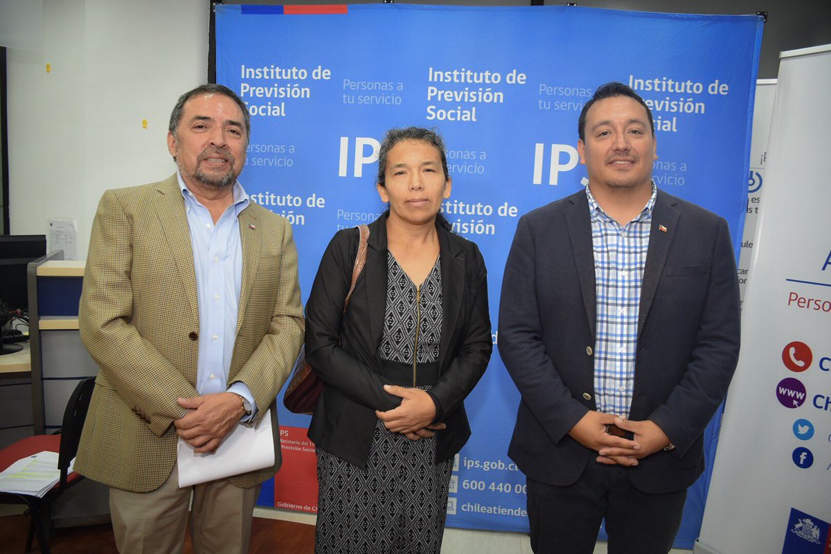 FSanchezAtacama's tweet photo. Junto al Seremi @carloslealvara1 anunciamos el inicio del pago del #AporteFamiliarPermanente, el cual se adelantó este año gracias a una iniciativa del Gob. del Pdte. @sebastianpinera. La Sra. Michelle tiene 8 hijos y es una de las más de 6 mil familias beneficiadas en #Atacama. https://t.co/24emopIgVf