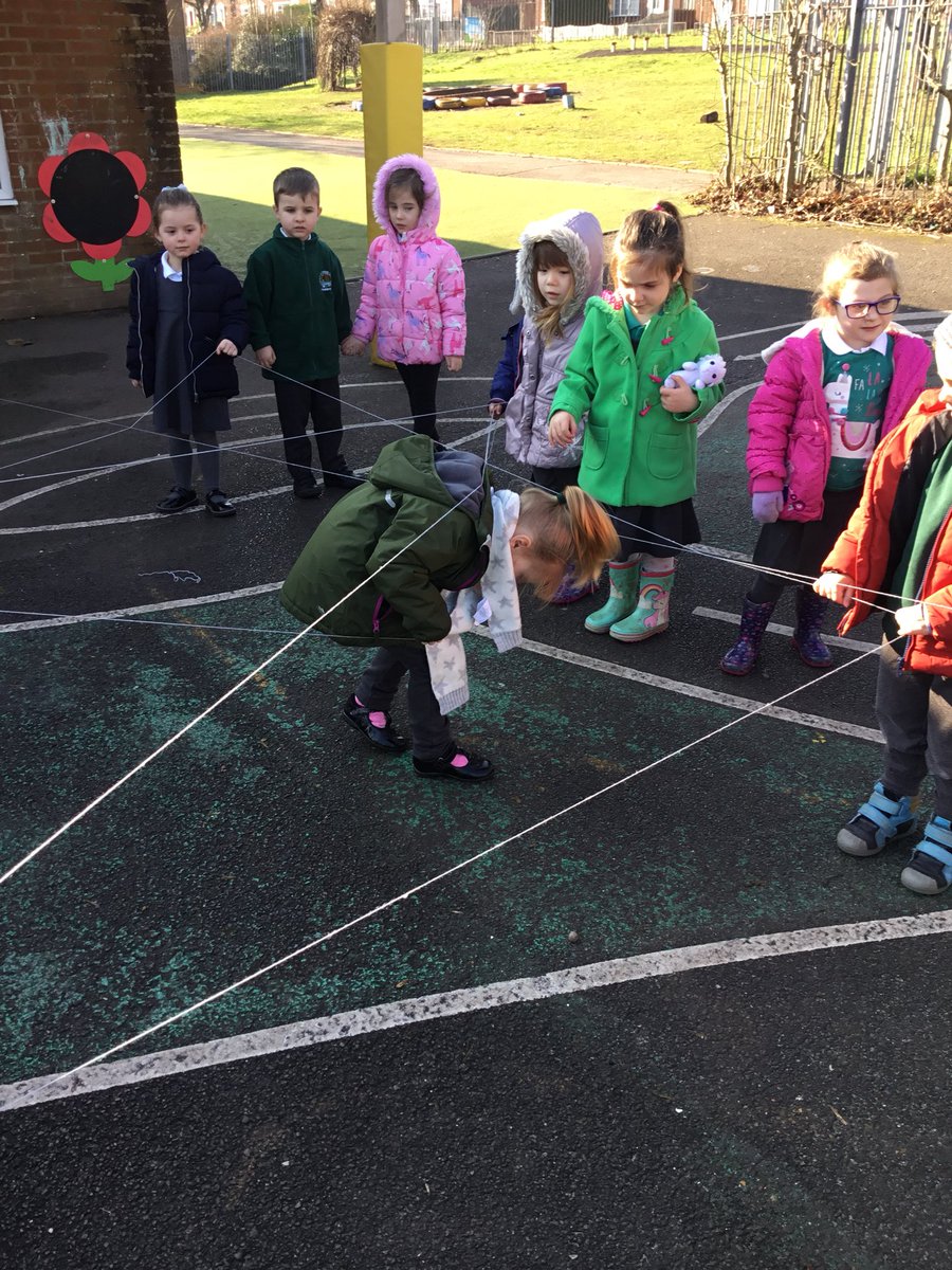 Springwood_Prm's tweet image. #springcardiff made their own spider web together this morning!#springpe