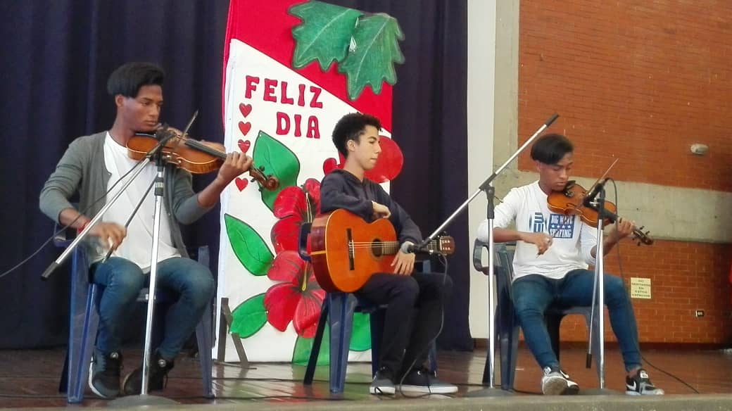 UEP_NSC's tweet photo. #14feb2019 #NSC Actividad especial del día de la Amistad 🥰 #amistad #ColegioNsc https://t.co/ZeqnWFZbG6