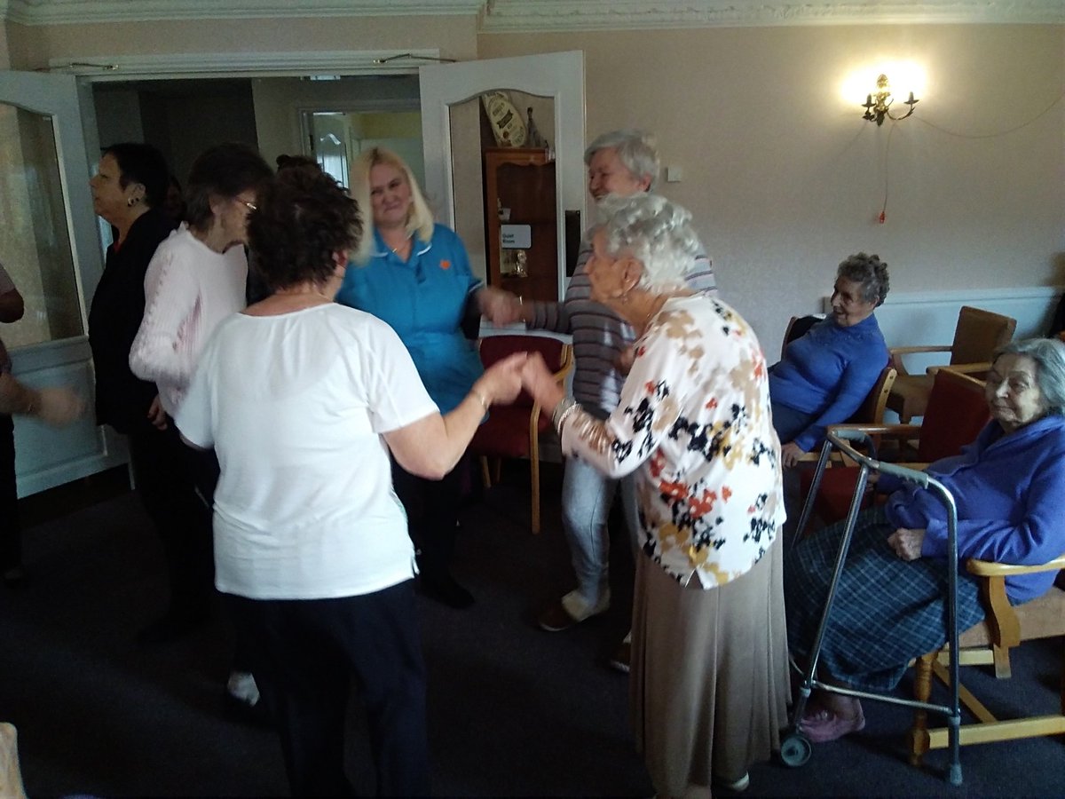 SMC_ForestHall's tweet photo. Valentines party today with Mea Dean our lively singer @St_Martins_Care @AlzInspiration @ageUKNT #singers #party #Valentines https://t.co/Ojpav4drX0