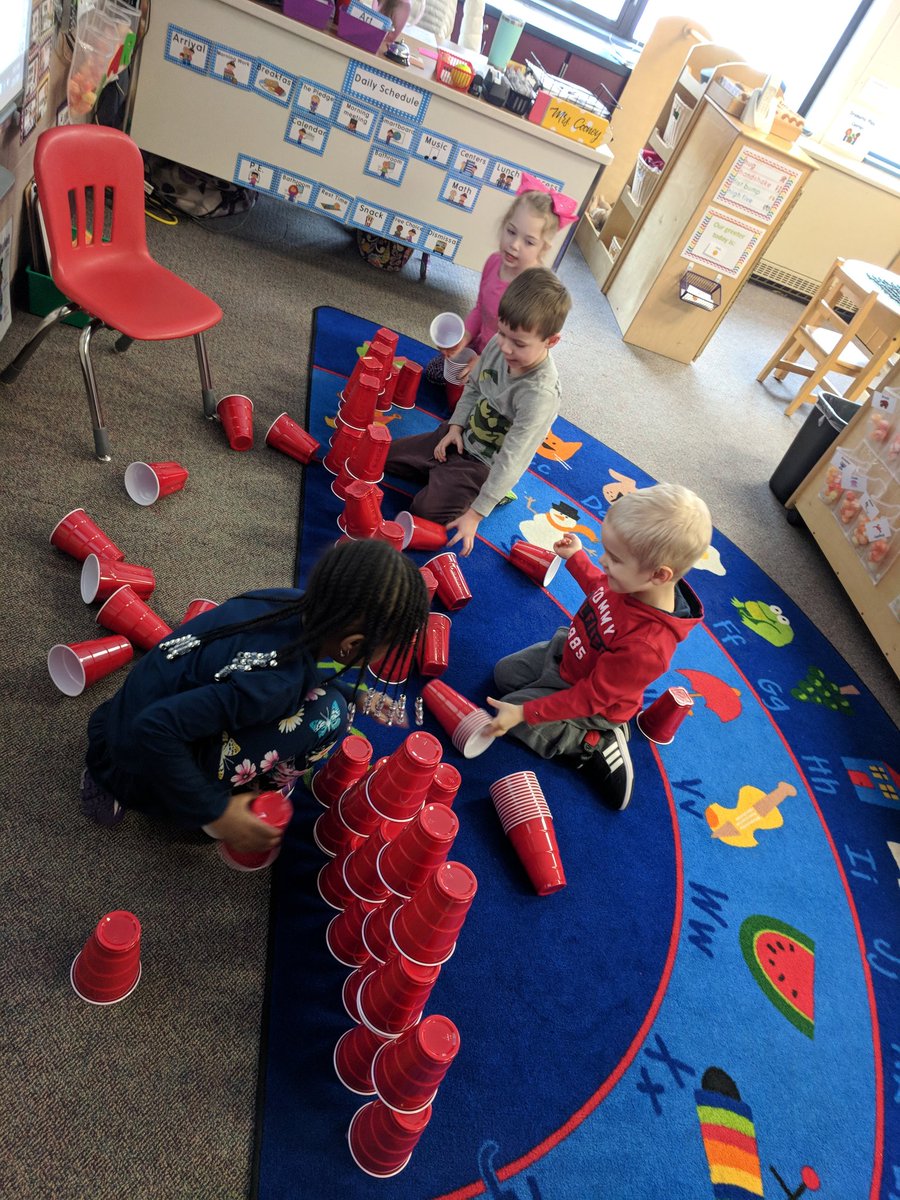 LyonsTeamUPK's tweet photo. Problem solving in UPK: Use 100 Solo cups to make a tower... https://t.co/CRONsImvDL