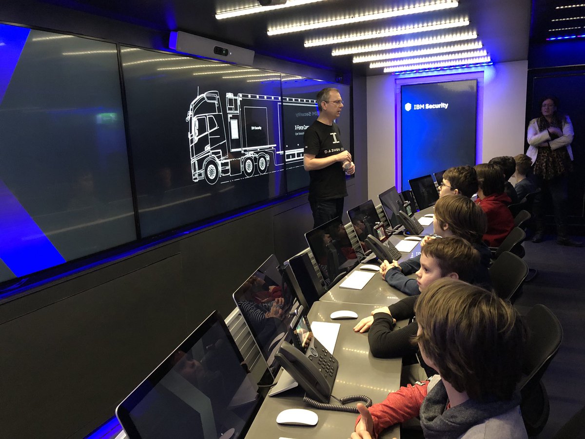 metiscoderclass's tweet image. De leerlingen van de #coderclass in de Mobile X-Range Command Center van @ibm Wat een gave ervaring! @WarnerJD