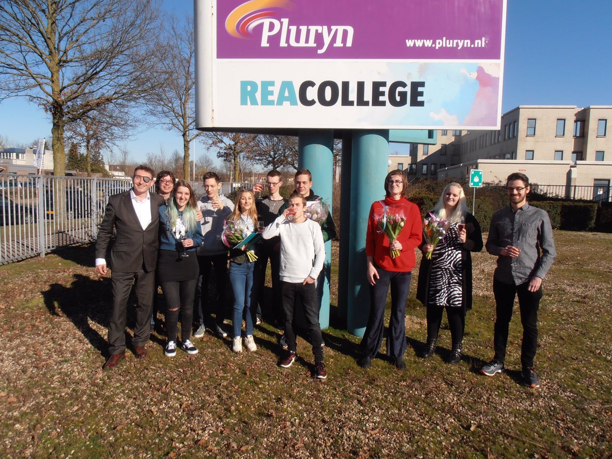 Vandaag was het een bomvolle diplomauitreiking <a href="/reanijmegen/">reacollegenijmegen</a> Maar liefst 10 diplomanten in het zonnetje gezet. Dat was dubbel zonnig, zoals op de foto te zien. Van harte proficiat allemaal!