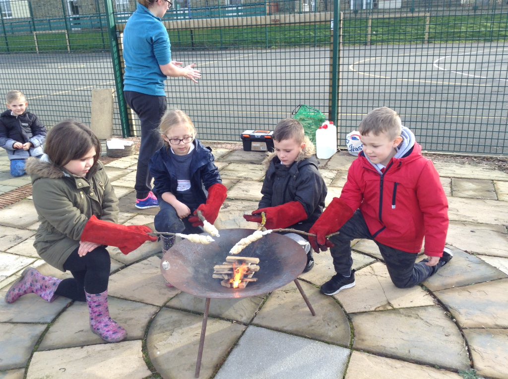 TudhoeColliery's tweet photo. Year 2 learnt about ratitioning in @ForestSchools and baked bread from a WW2 era recipe on an open fire 🌳👌😋🔥🍞🍯🍓 https://t.co/abCrfYwzFJ