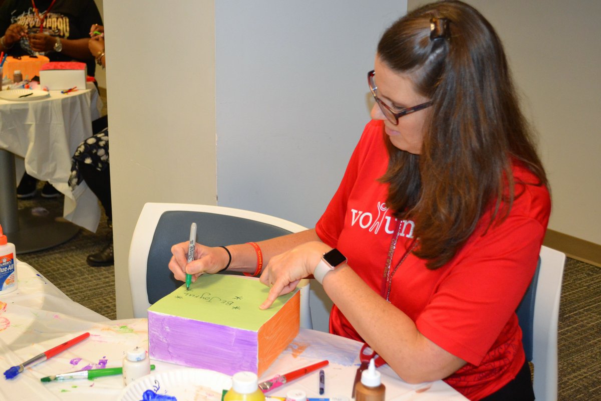 UnitedWayGRP's tweet photo. We are grateful for all the ways that @WellsFargo team members are making a difference in our region. From running a successful campaign to creating literacy kits, Wells Fargo continues to create real change in our community. #WellsFargoLivesUnited https://t.co/0ma81WvIiX