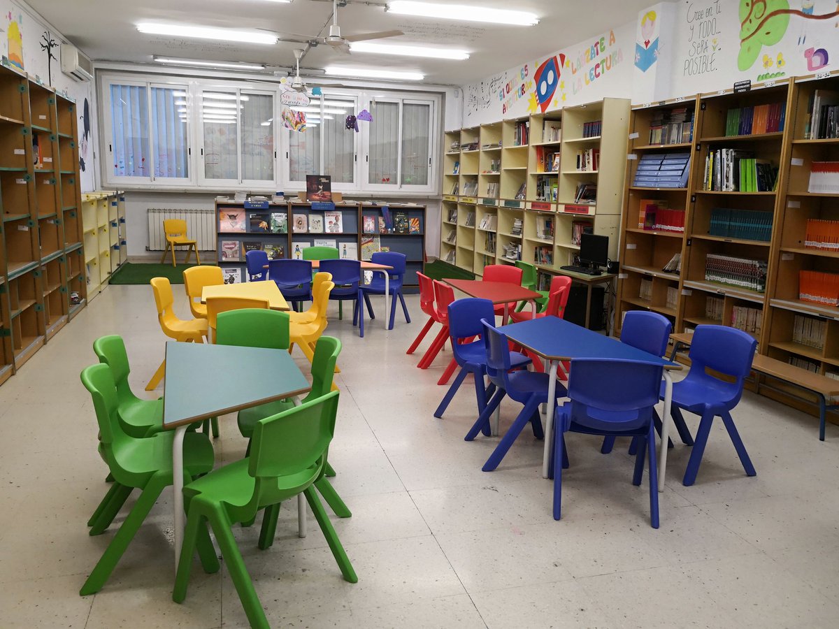 BIBLIOFANTASIO's tweet photo. #biblio_fantasio se encuentra muy agusto en su #bibliotecaescolar, poco a poco va tomando forma #renovandoespacios #becrea #L1bbeeGr @ceip_nevada @BECREAGR @EducaAnd https://t.co/DZZoW15X69