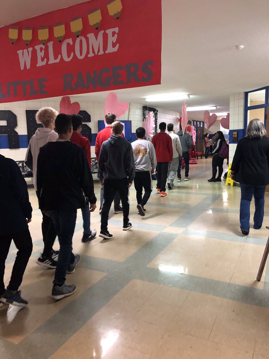 RichlandHS's tweet photo. STATE CHAMPS sharing the memories with our Elementary School #DreamBigRangers #YouCanAccomplishAnything https://t.co/HjcRuIocWs