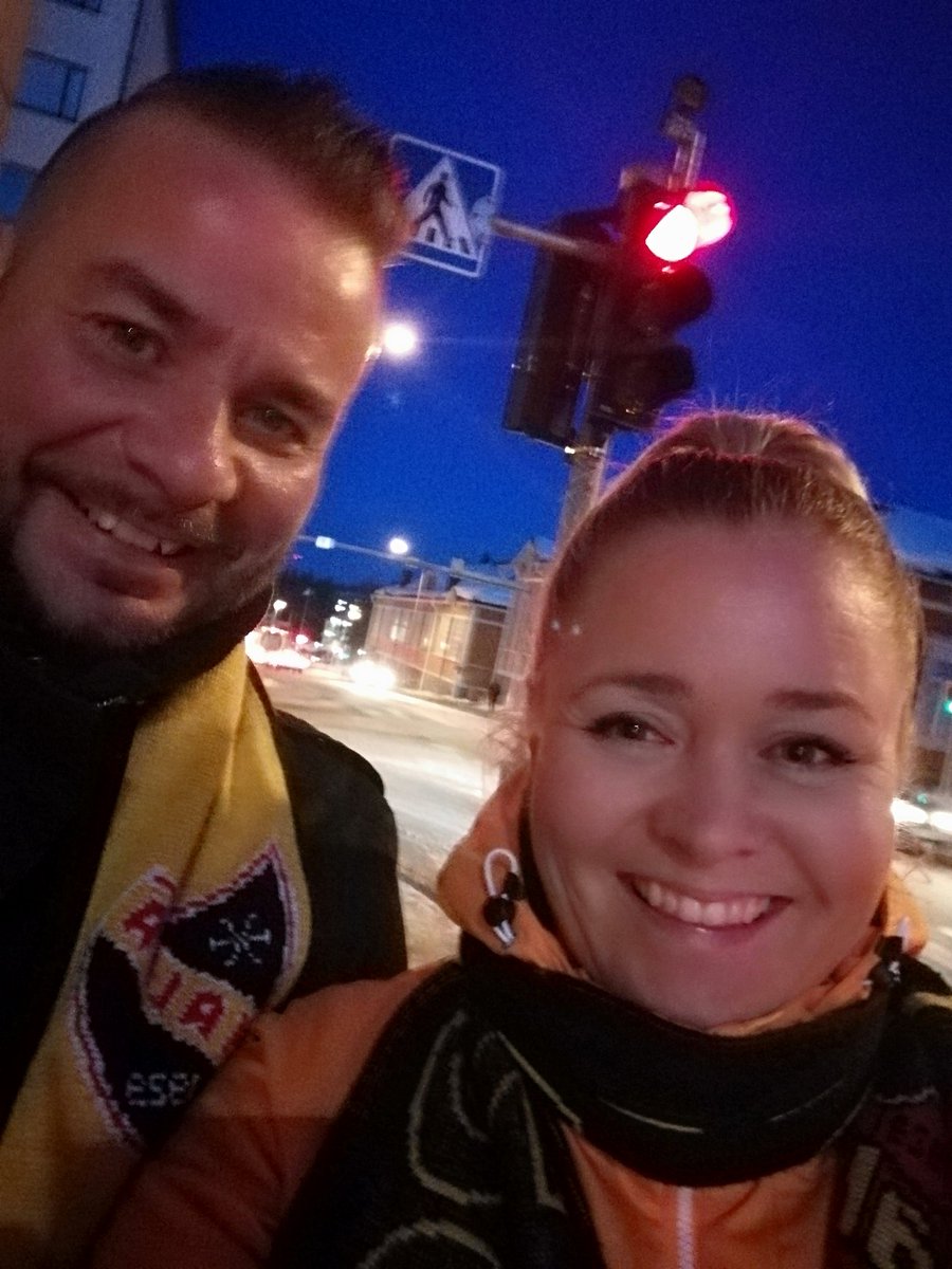 SeijaKn's tweet photo. Se on #keltamusta ja  #tunnevoima - fiilis! Hei @MikkelinJukurit se on punainen liikennevaloissa teille nyt, @KalPa_Hockey ottaa pisteet @smliiga #kuopio #Kalpa #hockey #icehockey https://t.co/4xEEX4aOQx