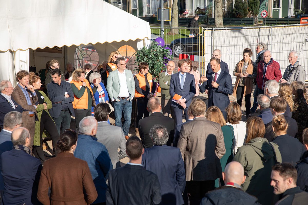 Vandaag vierden we samen met Hugo de Jonge, minister VWS, en burgemeester Jos Wienen de start van Hof van Leijh. Een bijzonder woongebouw waar wonen, zorg en welzijn samenkomen! Elan Wonen realiseert dit met zorgpartners  <a href="/zorgbalans/">Zorgbalans</a>, <a href="/DOCKHaarlem/">DOCK Haarlem</a> en SIG. bit.ly/2DI932A