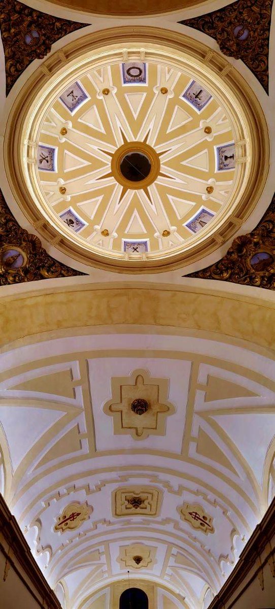 CriptaNazareno's tweet photo. El fin de semana pasado, varios hermanos han trabajado desinteresadamente para cambiar la iluminación de la ermita a LED, así como retocar de pintura la cúpula. Tal como acordamos las 3 hermandades.
Con ello damos más vistosidad a la ermita y ahorrar costes de luz ........ https://t.co/7jY6tbTPgh