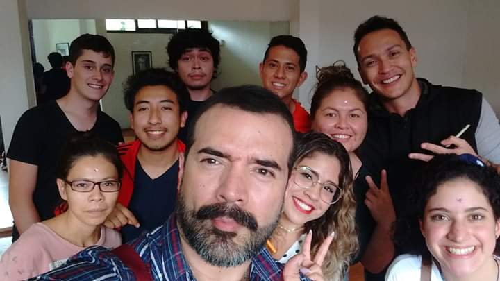 RoberUscanga's tweet photo. Seminario Permanente de Actuación Sabatino. Esta fue una clase del año pasado, una clase entrañable... Y ese día contamos con la visita de un gran actor, compañero y amigo @markinlopez #elzombie. Un gusto enorme compartir contigo, hermano. @ClubDeCuervos @adat2012 https://t.co/G3lDvwJIgX