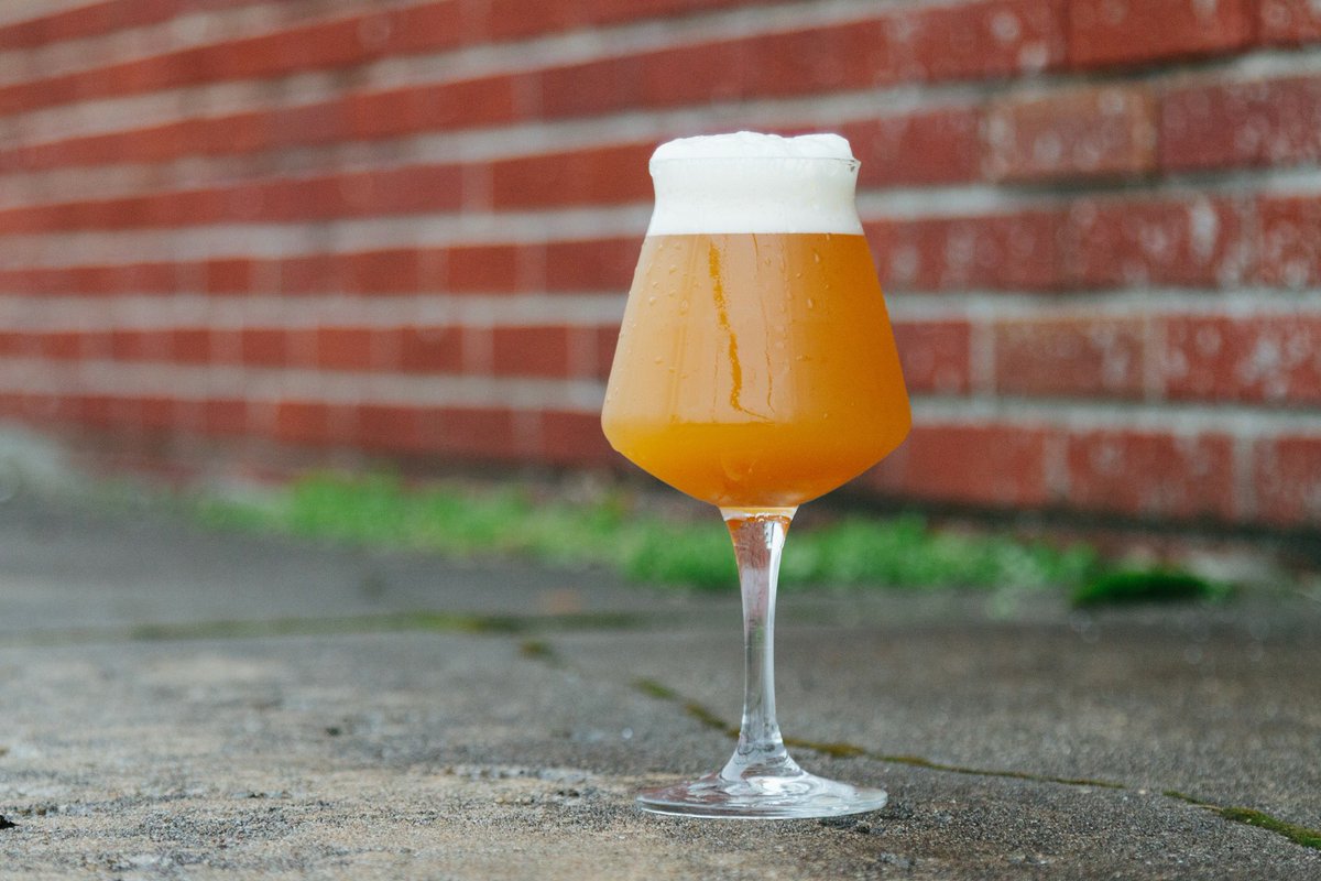 All Mosaic Infinite Pursuit DIPA is on tap and tasting 👌 right now. Come enjoy a pint while it’s around. Señors Taco Truck Starts at 5pm #friday #urbanrest #drinklocal #dipa