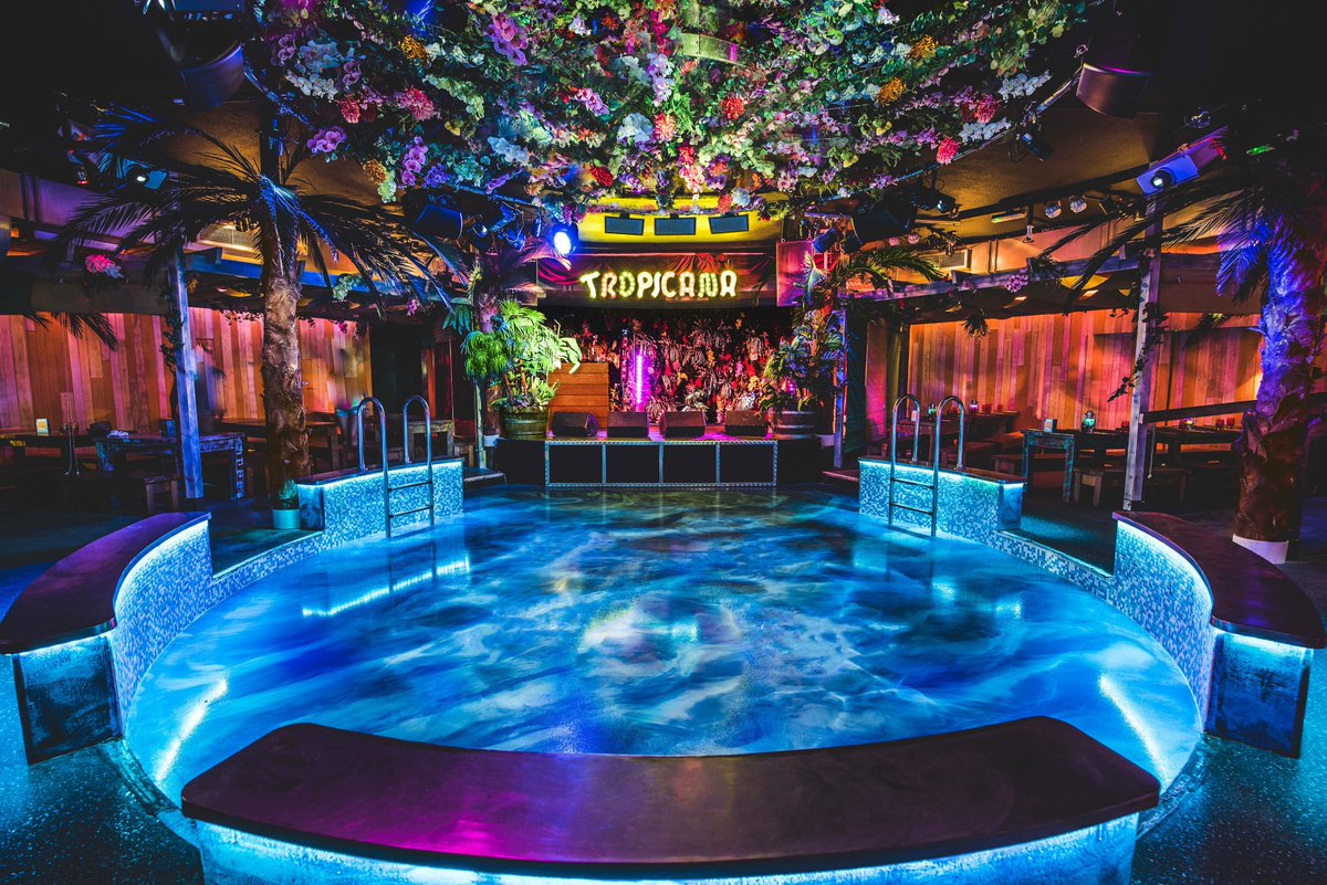Yes we have a swimming pool dancefloor! What more could you ask for?! 🏝🍍
